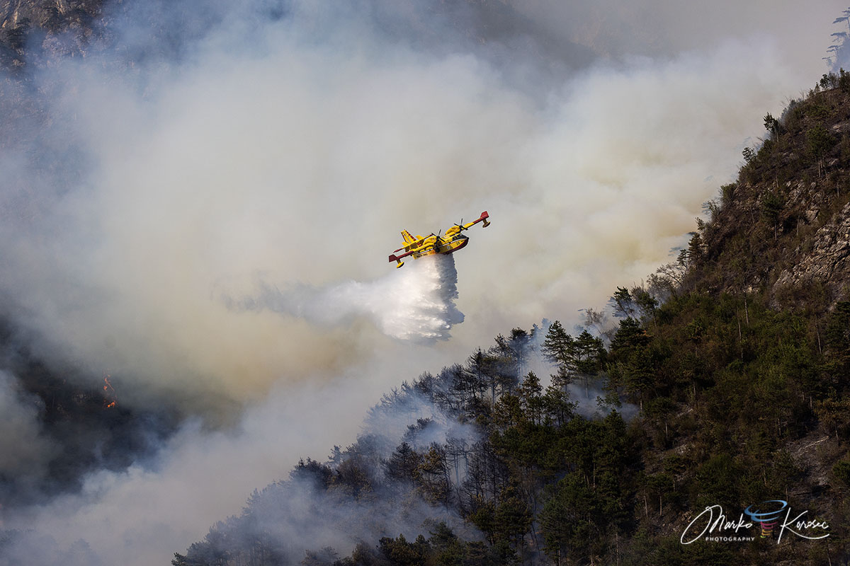 monte-amariana-wildfire-containment-tolmezzo-carnia-italy-august-2026-canadair-close