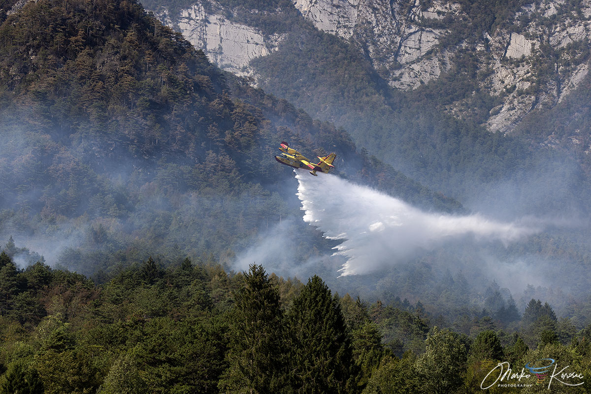 monte-amariana-wildfire-containment-tolmezzo-carnia-italy-august-2026-canadair-smoke