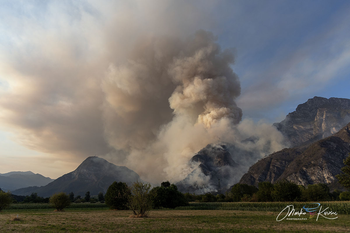 monte-amariana-wildfire-containment-tolmezzo-carnia-italy-august-2026-evening-pyrocumulus
