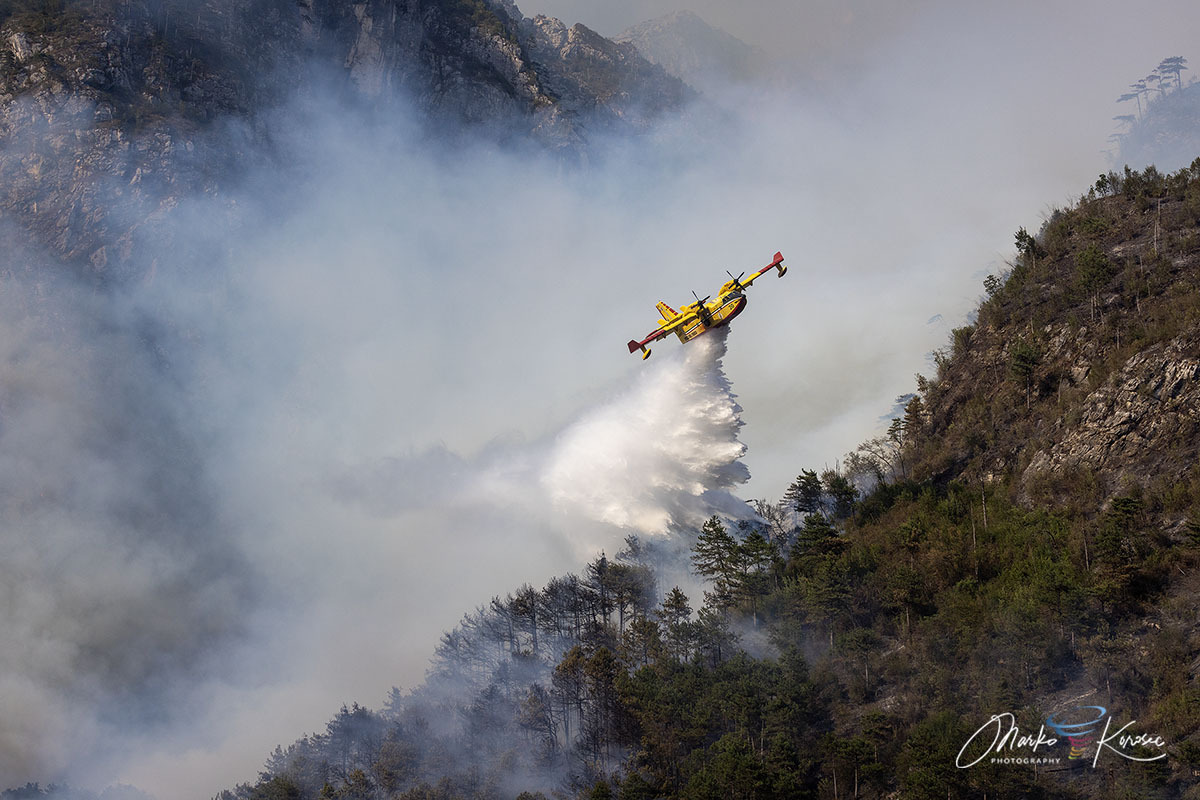 monte-amariana-wildfire-containment-tolmezzo-carnia-italy-august-2026-canadair-fly
