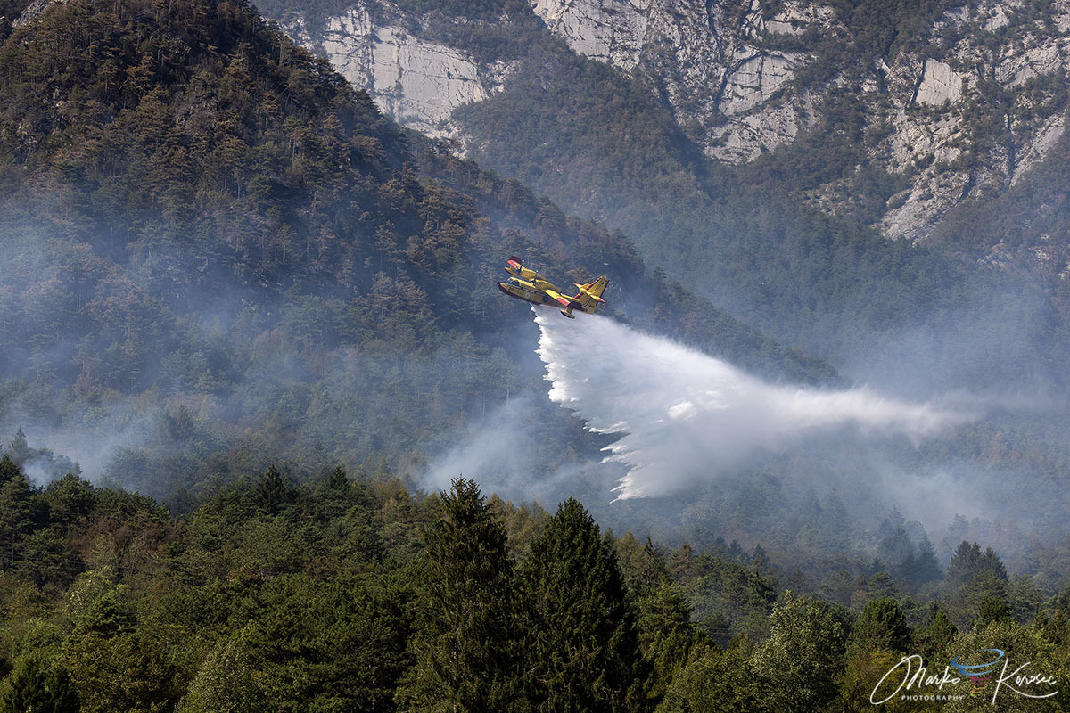 monte-amariana-wildfire-containment-tolmezzo-carnia-italy-august-2026-canadair-smoke