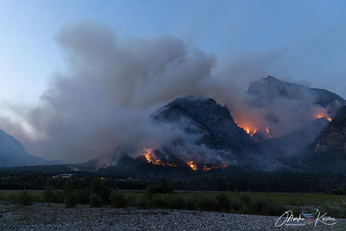 monte-amariana-wildfire-containment-tolmezzo-carnia-italy-august-2026-evening-fires