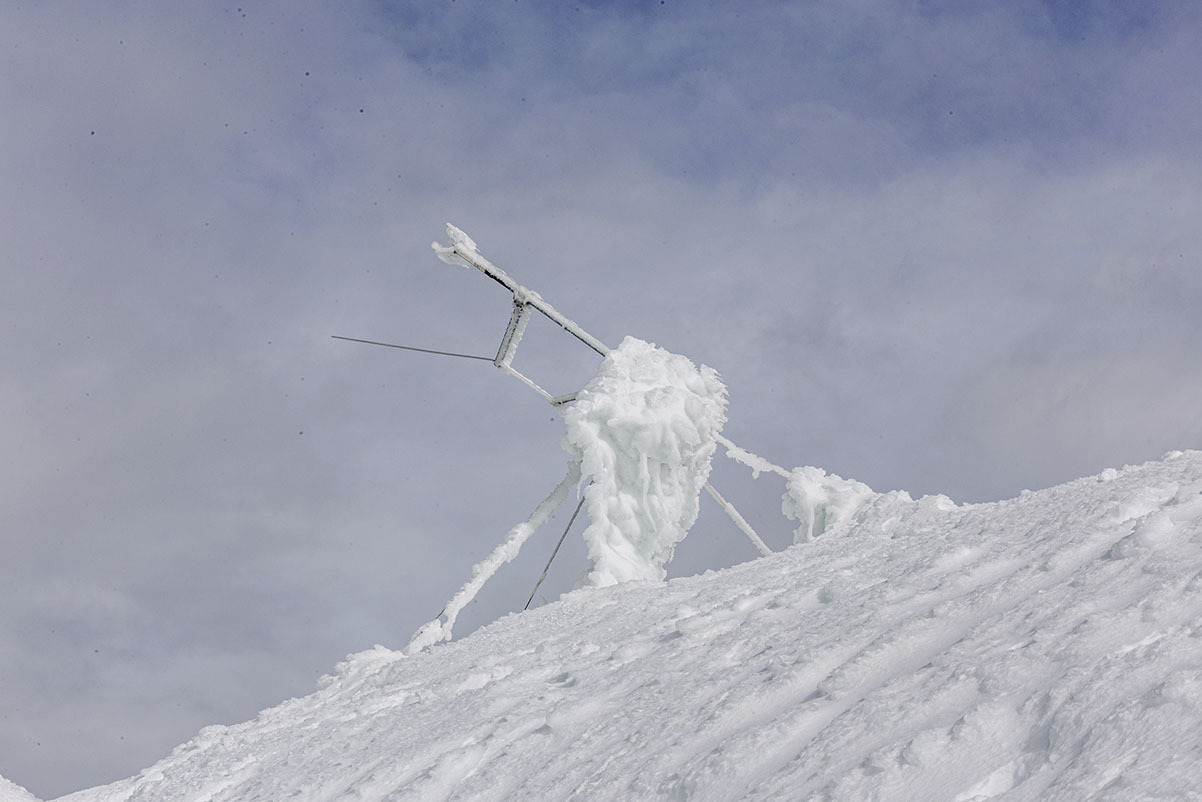 mountain-sneznik-freezing-rain-hard-rime-damaged-station
