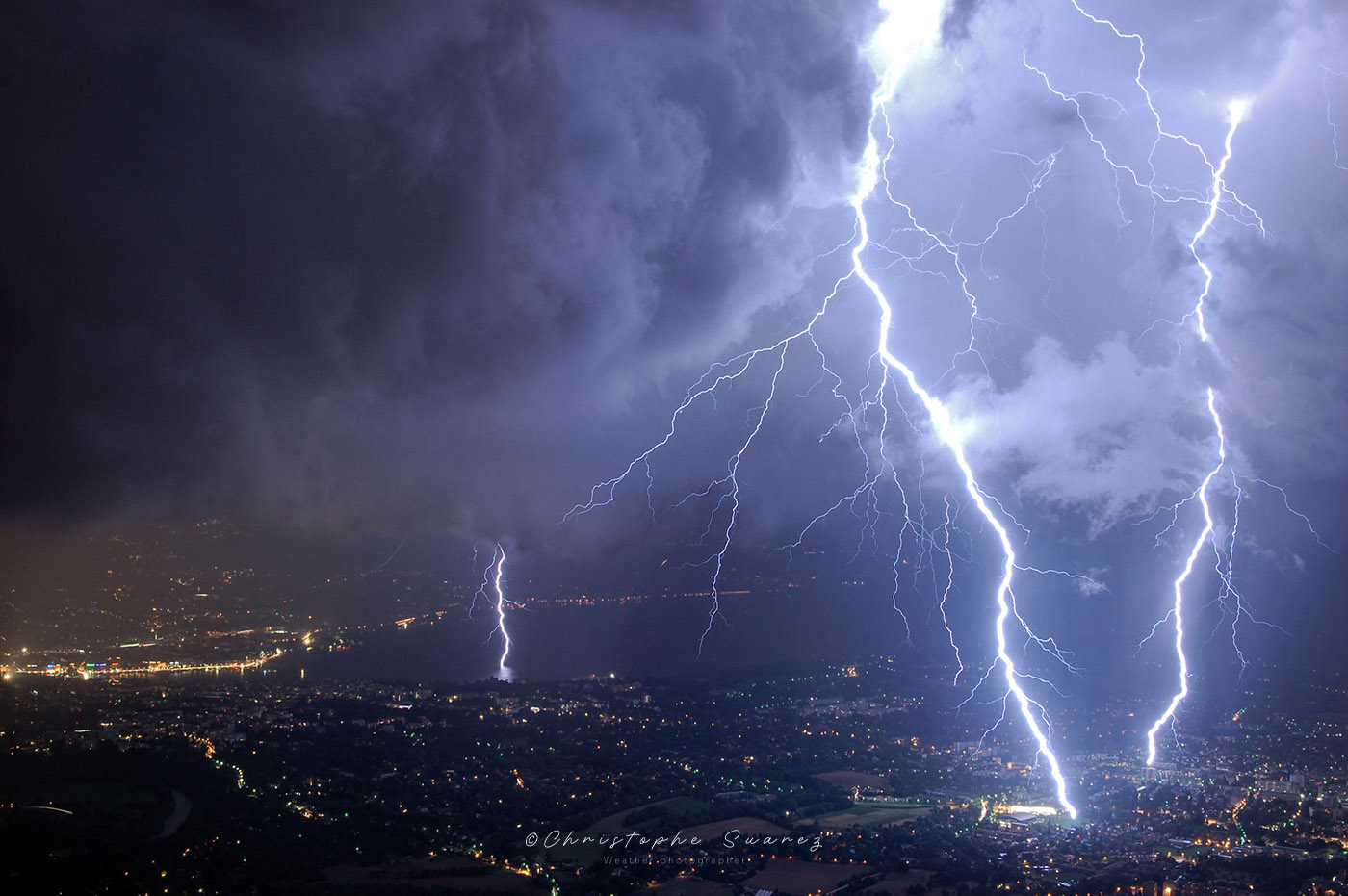 Eclairs - 3 coups de foudre et impacts sur Gen&egrave;ve lors d'un orage tr&egrave;s violent.