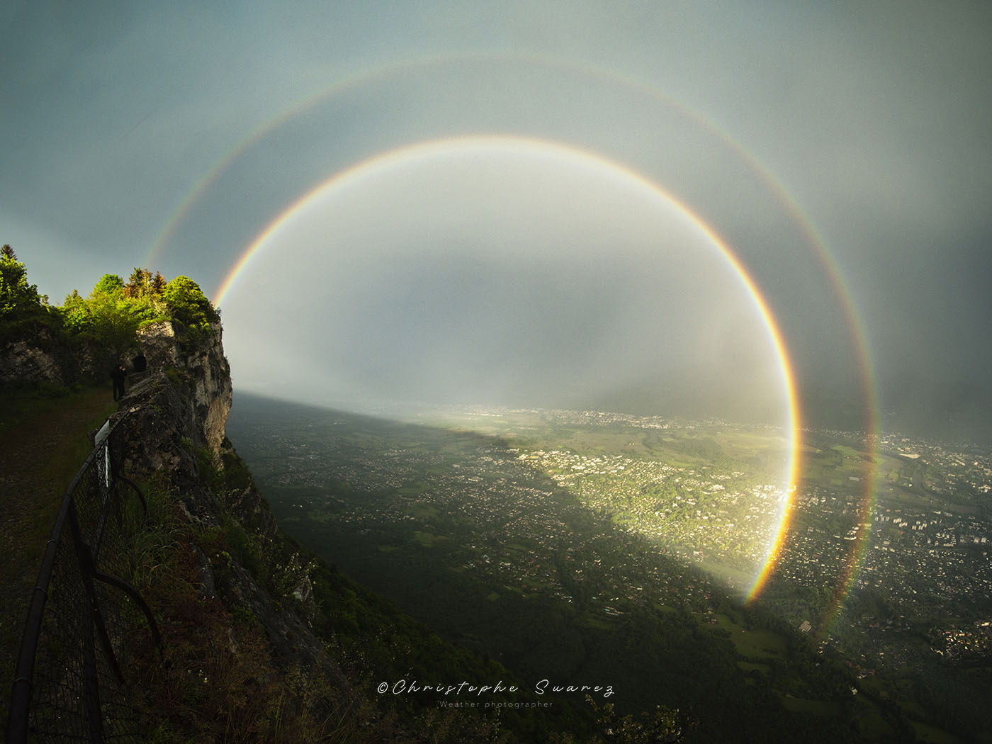 Arc-en-ciel principal et secondaire sur l'agglom&eacute;ration grenobloise.