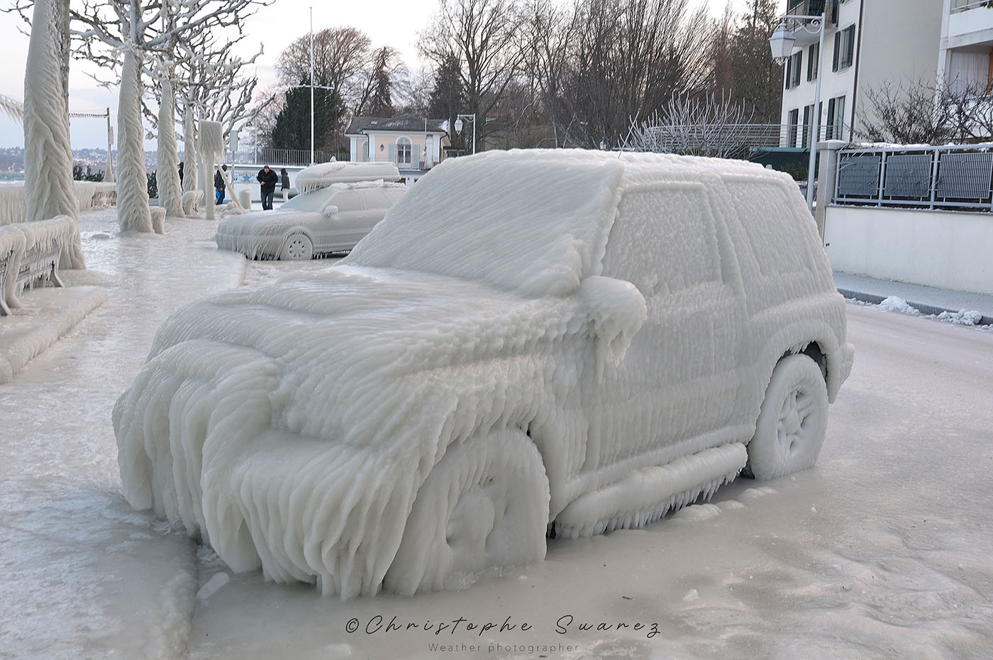 V&eacute;hicule glac&eacute; sur les bords du L&eacute;man, lors d'un &eacute;pisode de bise intense.