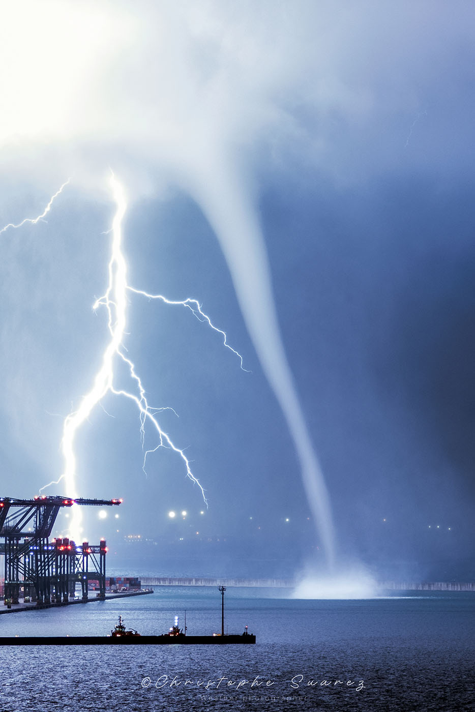 christophe-suarez-waterspout-lightning
