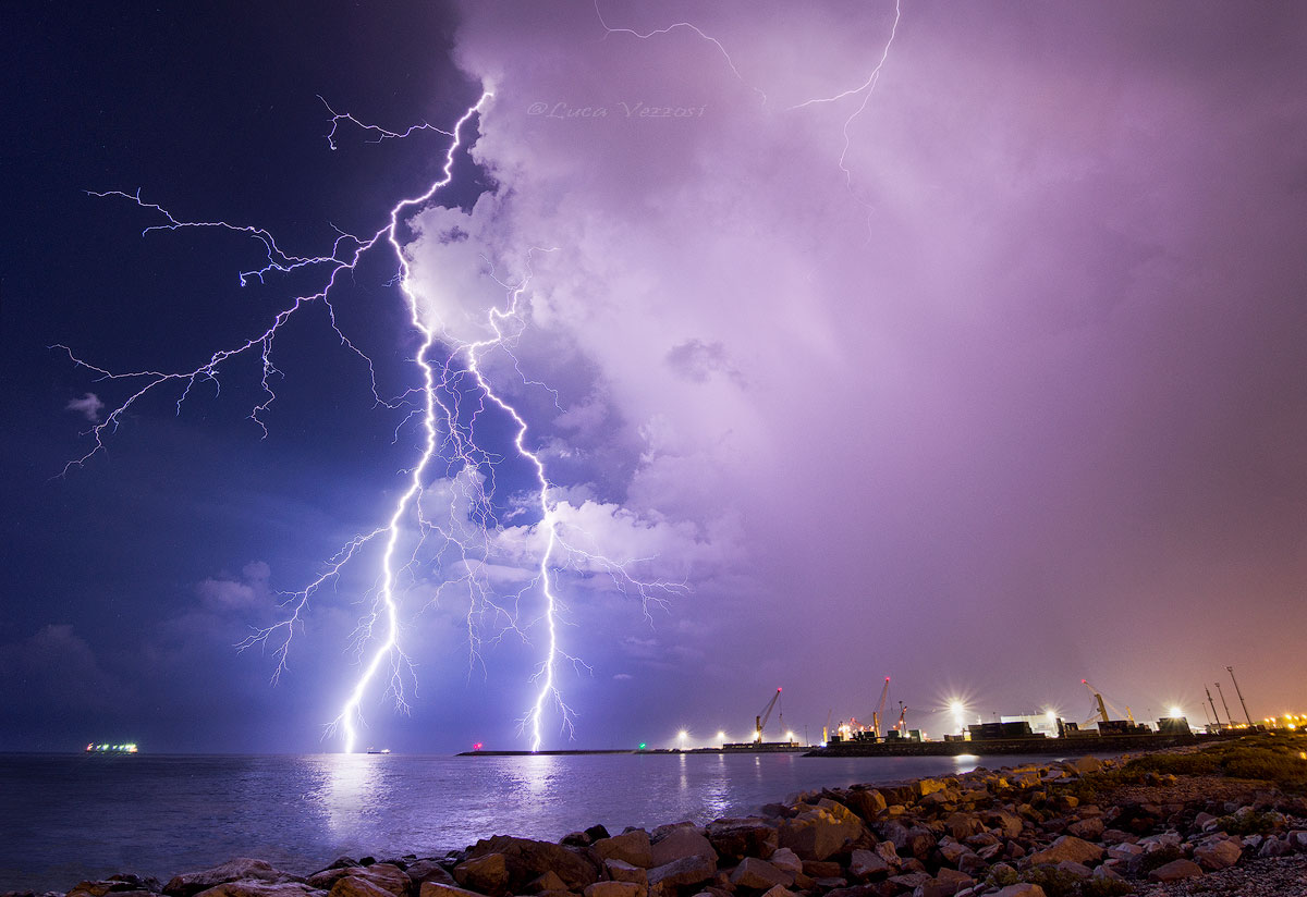 luca-vezosi-blue-sky-lightning