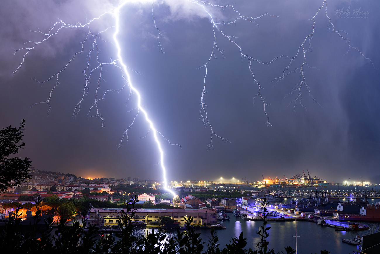 mirko-maini-lightning-downtown