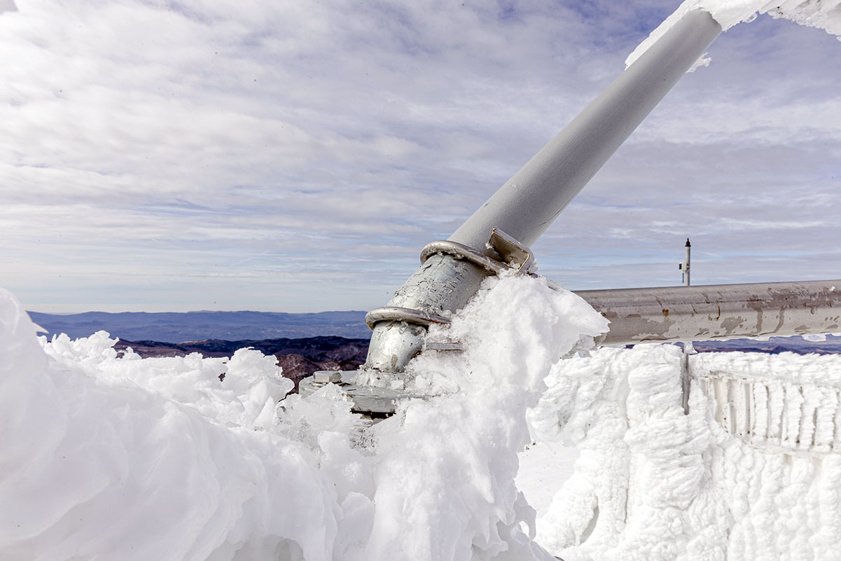 mountain-sneznik-freezing-rain-hard-rime-damaged-pole
