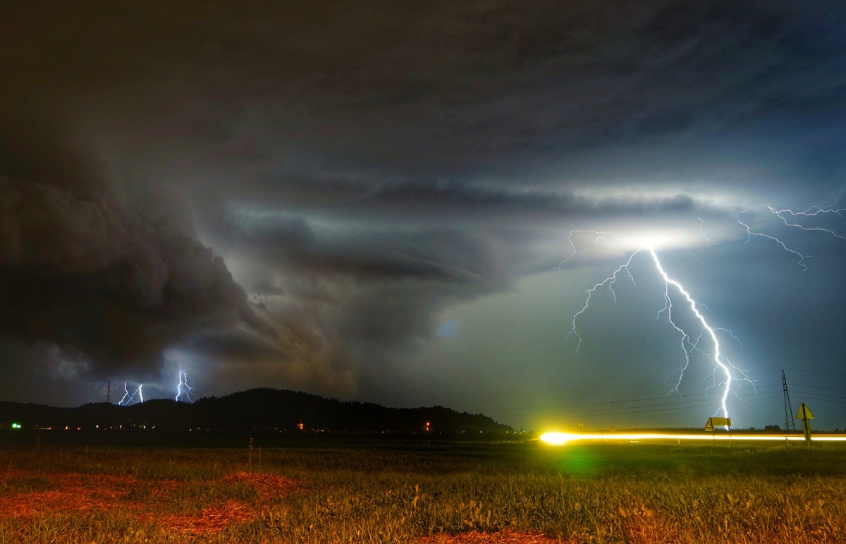 photo-contest-week-32-Erik-Baloh-supercell-slovenia