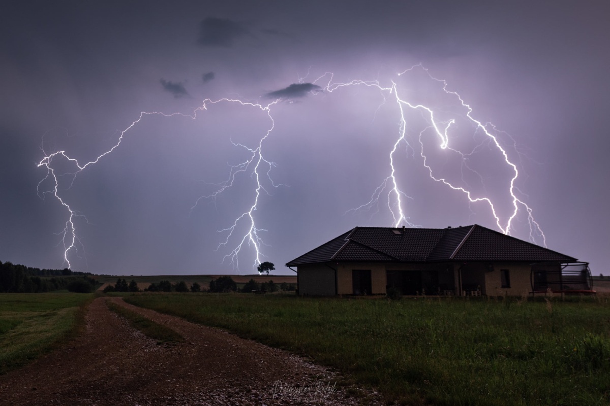 photo-contest-week-33-Przemek-Rodzik-lightning-bolts