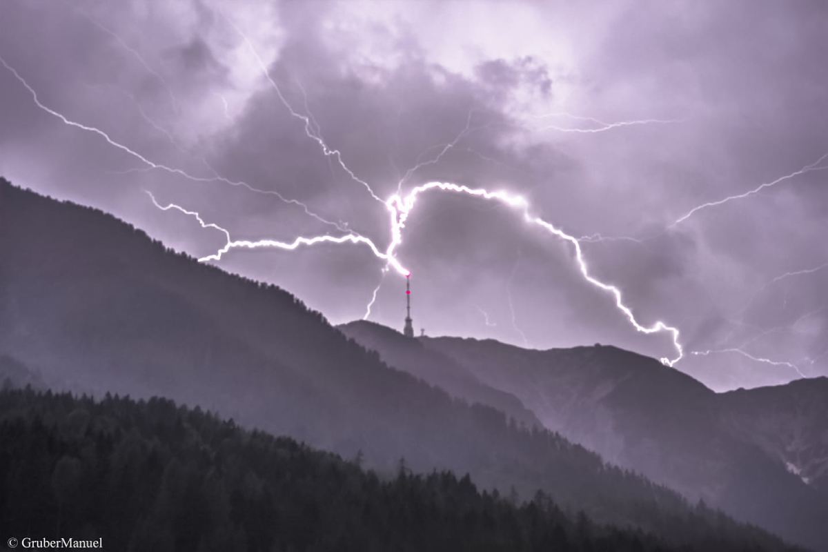 photo-contest-week-40-Manuel-Gruber-lightning