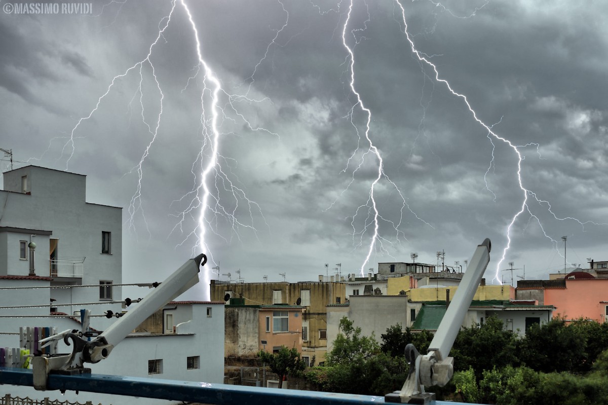 photo-contest-week-40-Massimo-Ruvidi-lightning-bolts