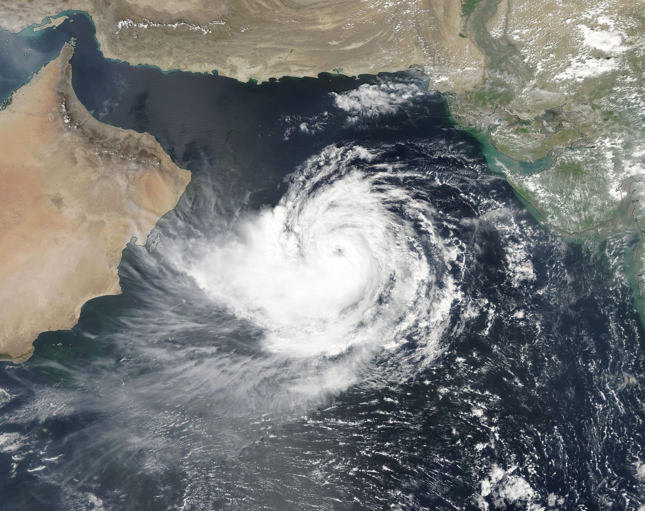 Циклоны тихого океана. Тайфун Аравийское море. Индийский океан циклон. Аравийское море индийский океан. Залив в Аравийском море.