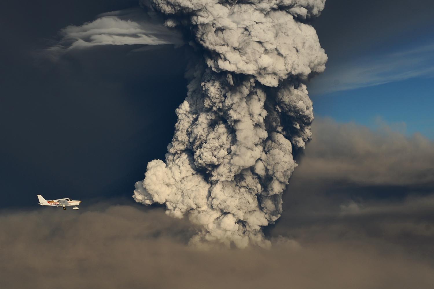 ash-column-cloud-rising-grimsvotn-volcano-eruption-2011