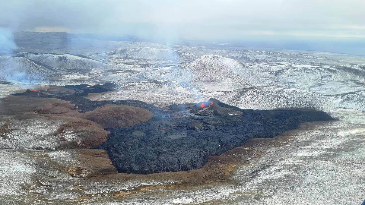 iceland-volcanic-eruption-2021-lava-field-live-image-earthquake