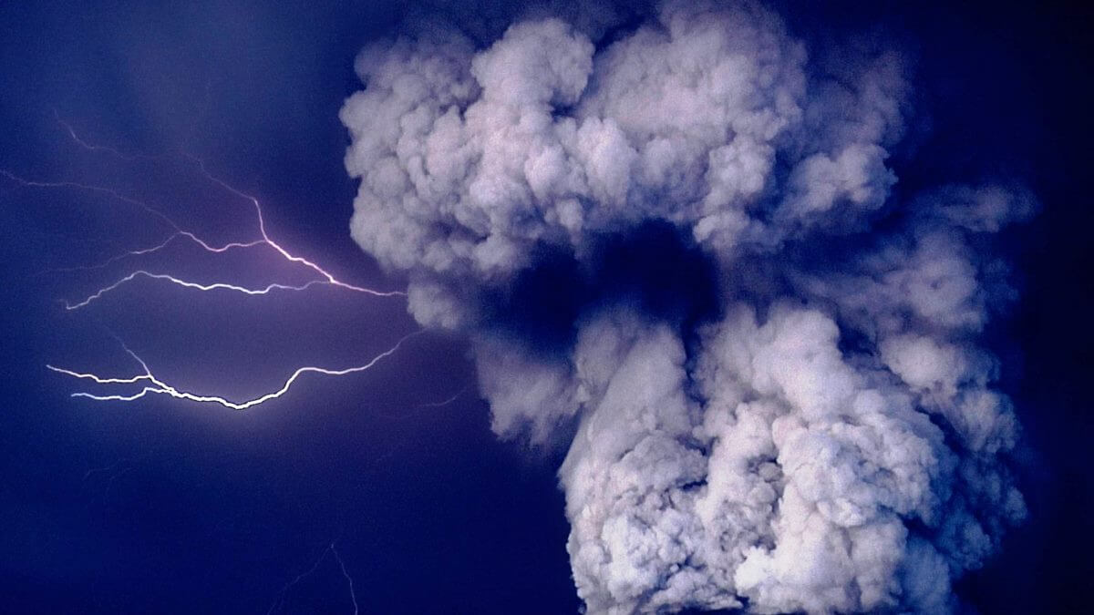 volcano-eruption-alert-grimsvotn-iceland-ash-cloud-lightning-earthquake-swarm