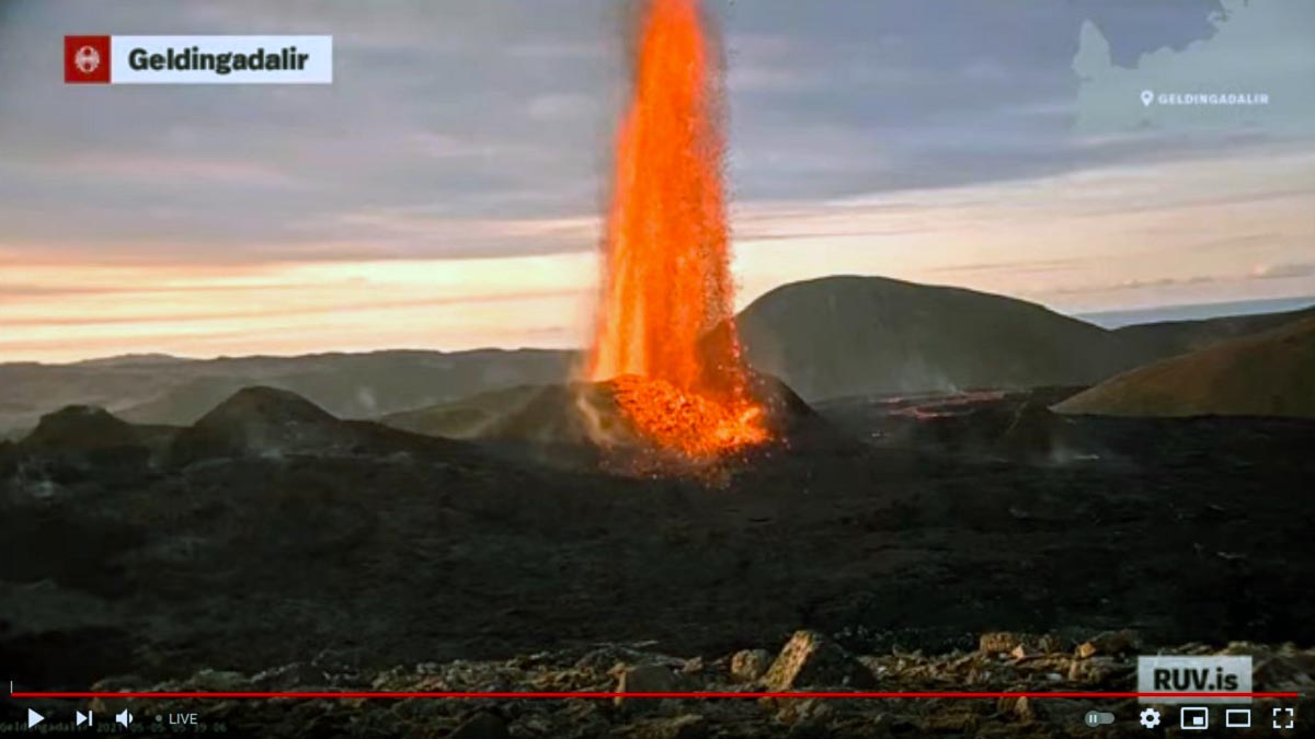 volcano-eruption-iceland-lava-fountains-400-meters