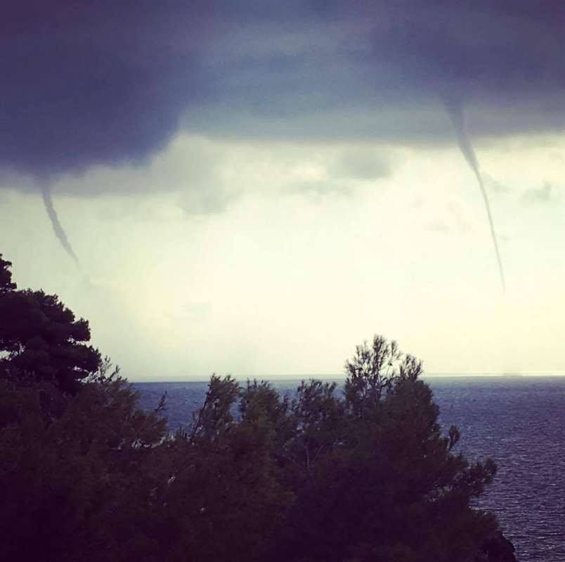 03102017_waterspout_Ustica_Sicily_Silvestro_Delle_Cave