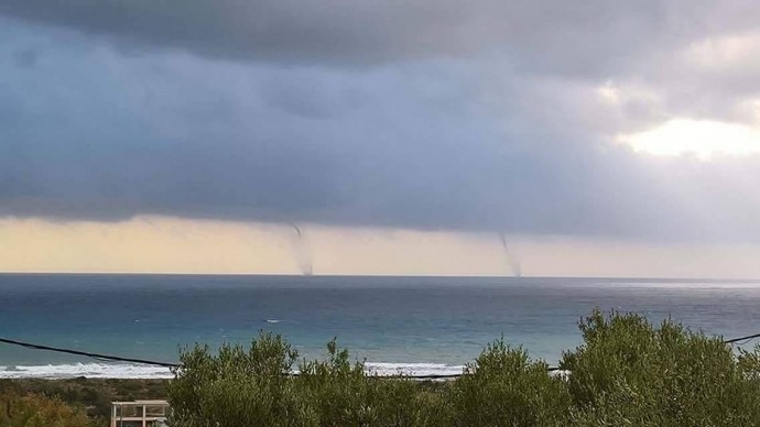 09112017_waterspout_messinia