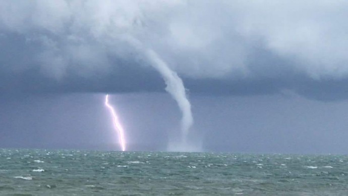 Dgidt2OXcAAYSM4.jpg large