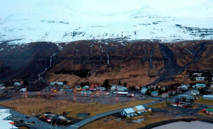 extreme-rain-iceland-landslide-wide-view