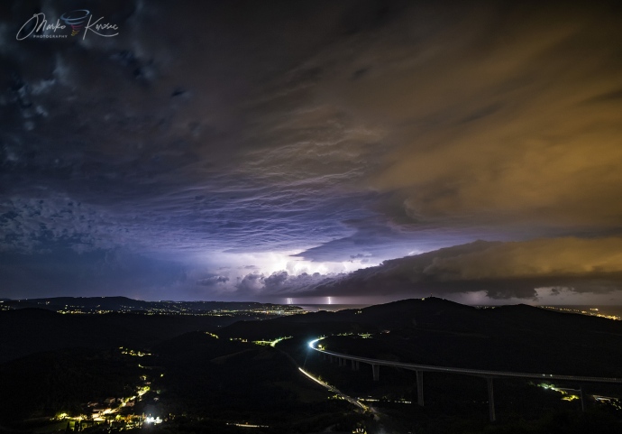 supercell-outbreak-shelf-lightning