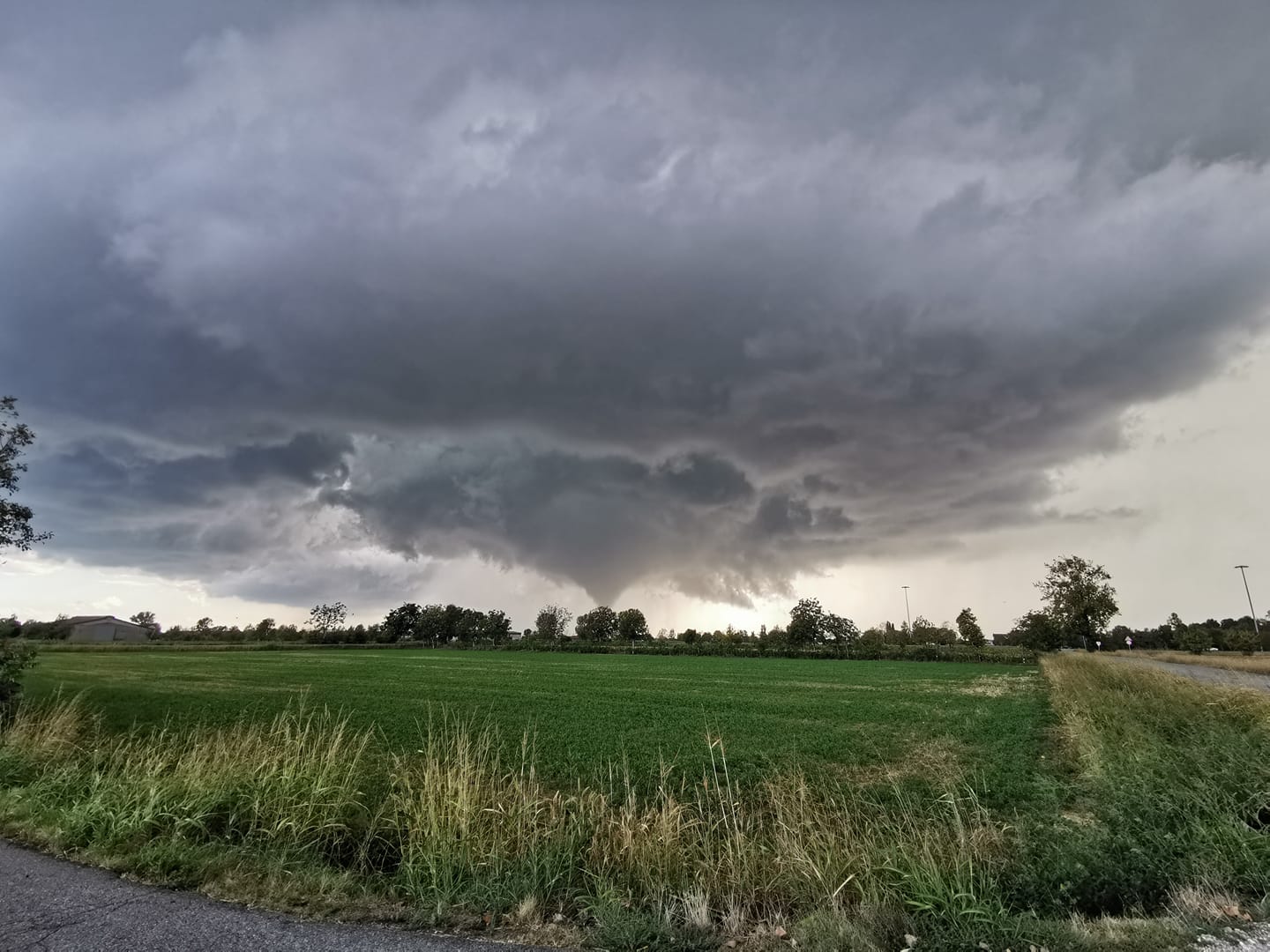 severe-weather-tornado-outbreak-lombardy-italy-supercell-luca-vezzosi