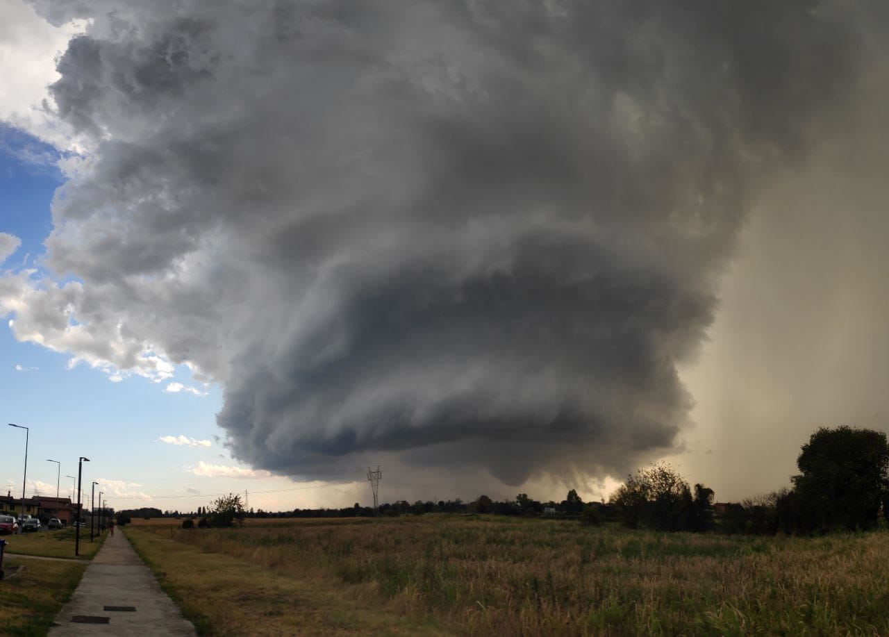 severe-weather-tornado-outbreak-lombardy-italy-supercell