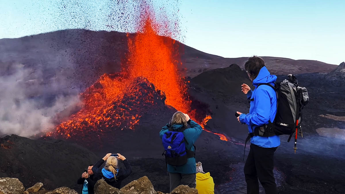 volcano eruption iceland lava fountains