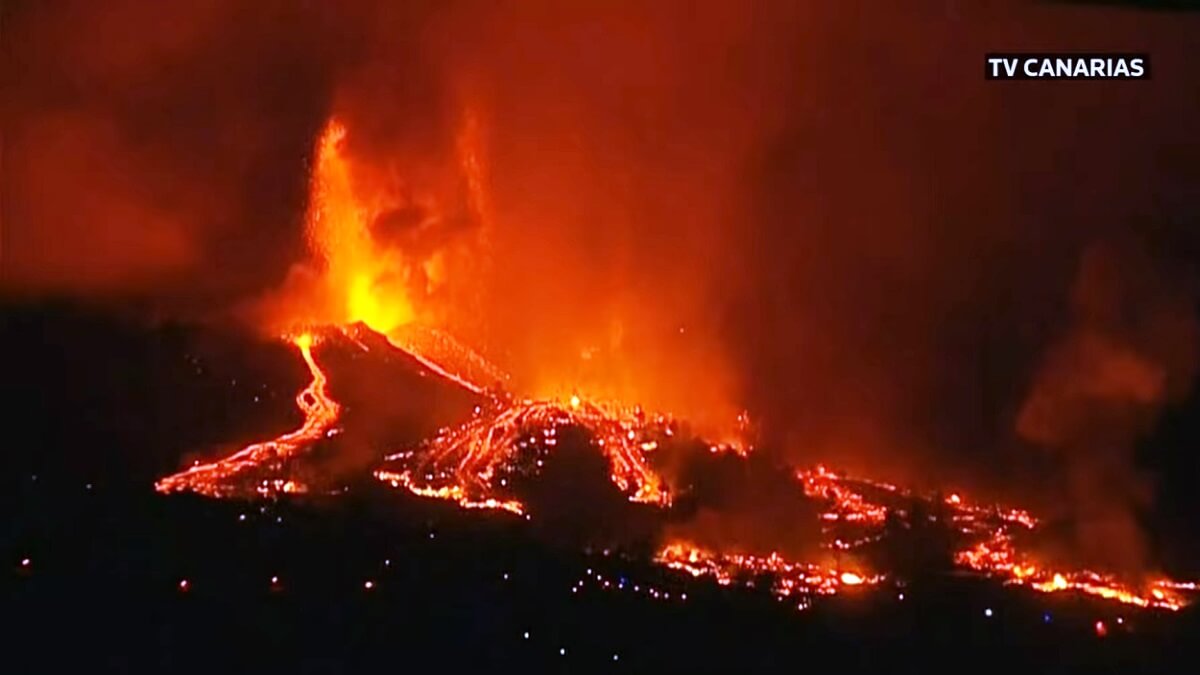 la palma cumbre vieja volcano canary islands eruption 2021 lava flow tsunami