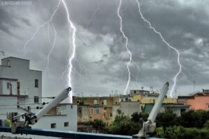 photo-contest-week-40-Massimo Ruvidi-lightning bolts