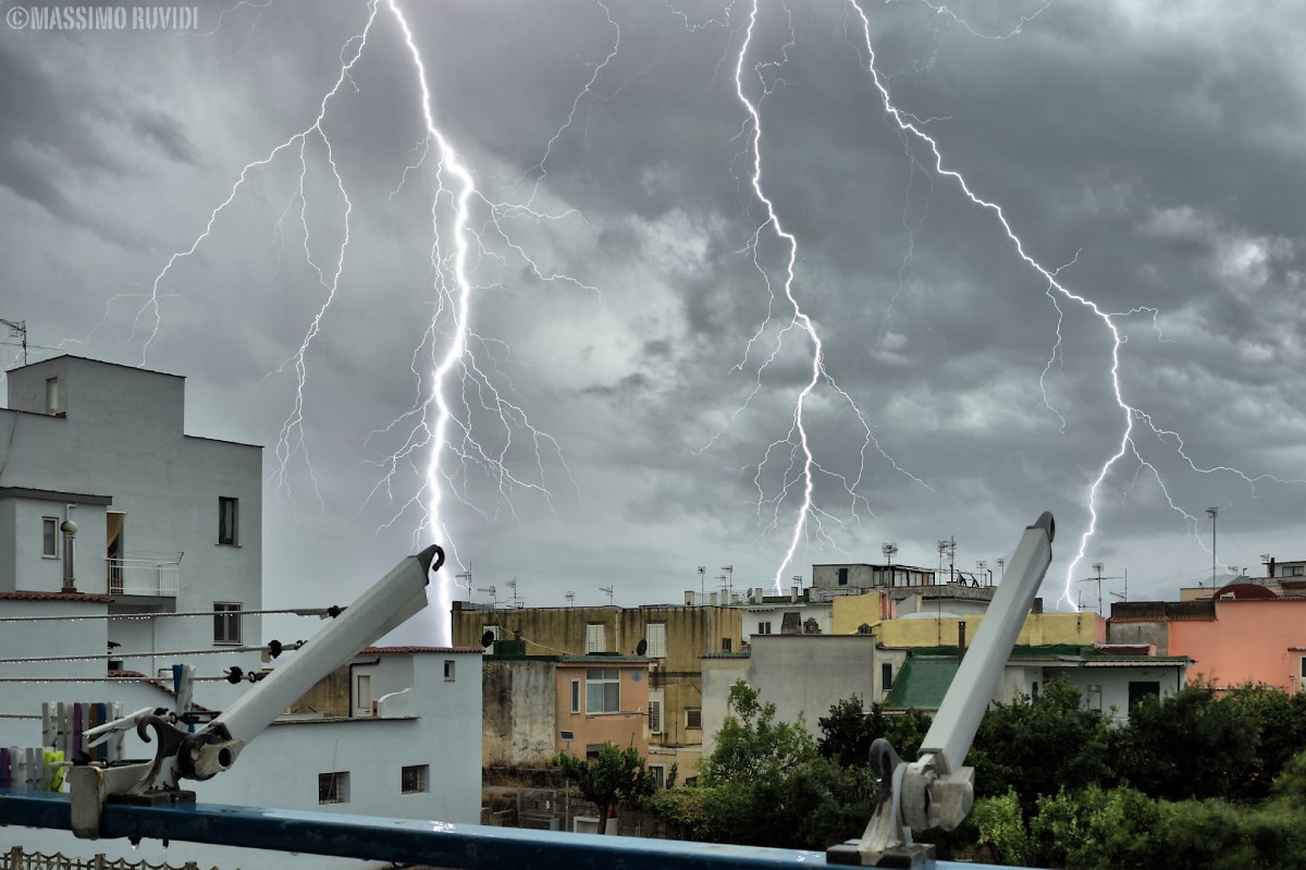 photo-contest-week-40-Massimo Ruvidi-lightning bolts