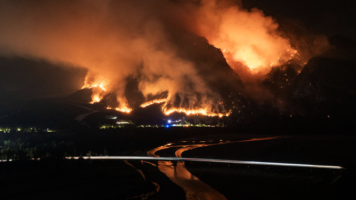 Driven by a prolonged summer heatwave and severe drought, a major wildfire on Monte Amariana and Monte Amarianute scorched over 600 hectares in Carnia, threatening homes in Tolmezzo before an international aerial fleet brought the blaze under control.