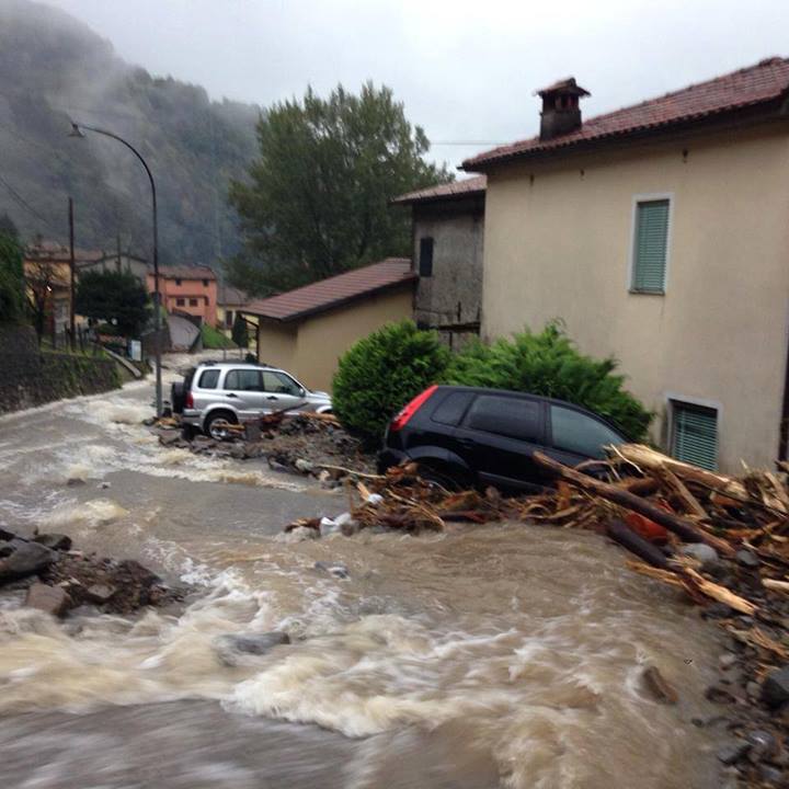 Flash floods and major damage in Tuscany (Italy) Oct 21, 1145 UTC
